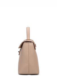 Borsa a mano in pelle beige con forma strutturata, manico superiore e dettagli laterali. Presenta una texture liscia e sottili accenti di cucitura.