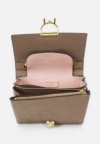 Coccinelle ARLETTIS - Torba preko tijela - warm taupe
