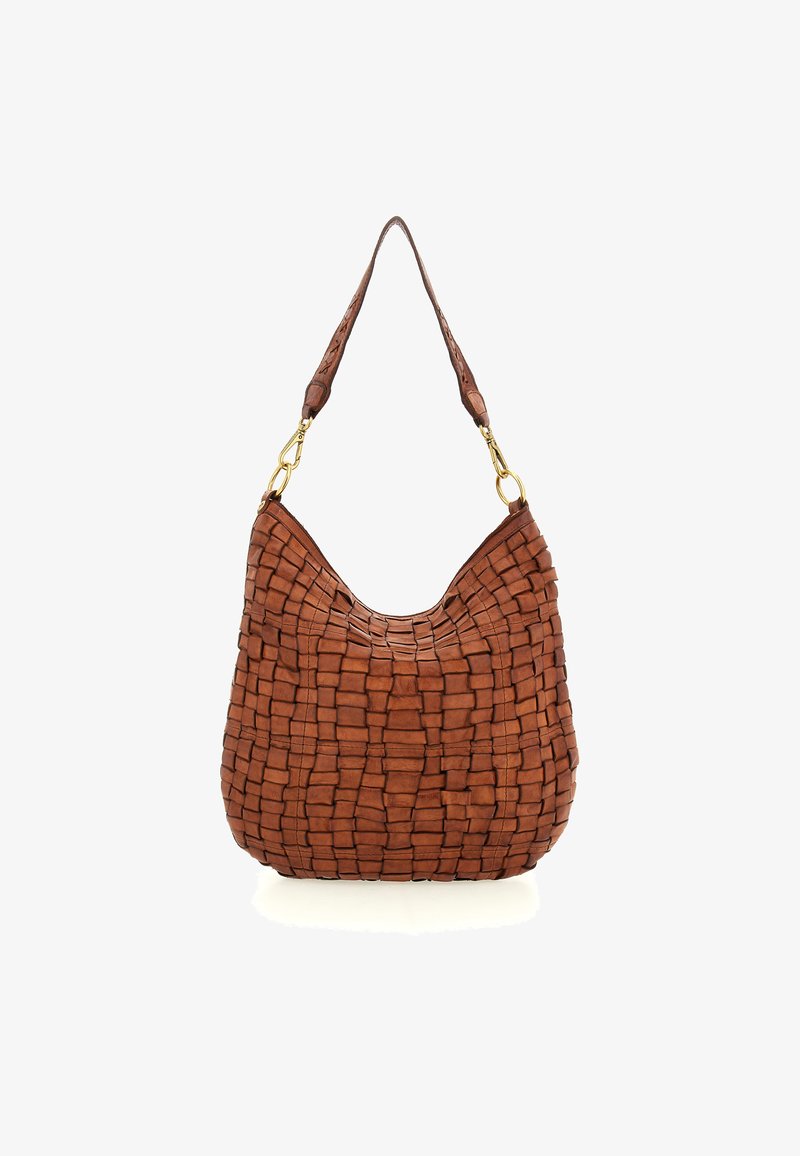 Borsa a tracolla in pelle intrecciata marrone con forma a hobo, caratterizzata da una parte superiore curva e una superficie texturizzata. Dettagli in metallo dorato sulla tracolla.