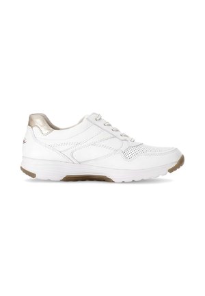 Witte leren sneaker met beige accenten, vetersluiting, geperforeerd teengebied en zichtbare gewatteerde zool vanuit zijaanzicht.
