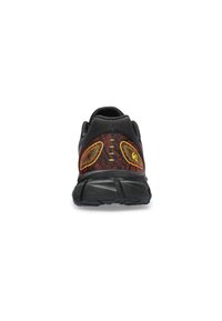 Chaussure de sport noire avec une tige texturée, des accents rouges et jaunes, une semelle rembourrée et un talon arrondi.