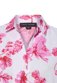 Blumenshirt in Weiß und Pink mit durchgehender Knopfleiste. Besitzt große, pinke Blumenmuster und einen klassischen Kragen. Das Etikett zeigt "Franco Callegari", Größe 36.