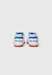 Hvide sneakers med blå accenter og orange såler. "TOP-FLEX" logo på hælen. Tekstureret overdel og polstret krave for komfort.