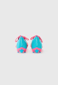 Un par de botas de fútbol Puma Ultra en azul y rosa vistas desde la parte trasera sobre un fondo blanco.