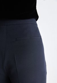 BOSS TILEPA - Auduma bikses - dark blue