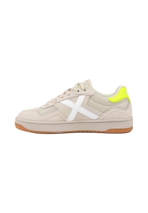 Zapatilla beige de corte bajo con diseño de cruz blanca, parte superior de malla y ante, parche en el talón de color amarillo neón, suela beige y suela exterior de goma.