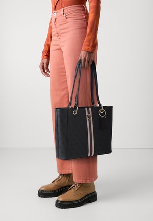 Jūrinės spalvos rankinė su tekstūruota apdaila, turinti centrinį dryžuotą dizainą kremine ir mauve spalvomis, bei sidabrinių detalių.