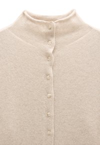 Beżowy sweter dzianinowy z wysokim kołnierzem, z zapięciem na guziki z przodu, wykonany z miękkiego materiału, charakteryzujący się gładką fakturą i minimalnym wzorem.