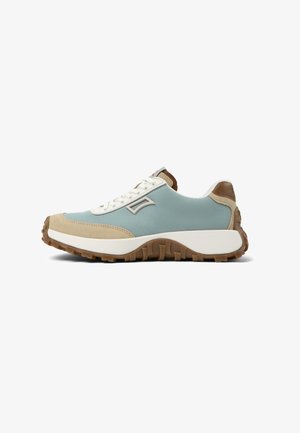 Zapatillas de deporte azul claro con acentos de ante beige, cordones blancos, suela de goma texturizada y un pequeño detalle de logo en el lateral.