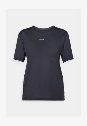 T-shirt de sport noir à manches courtes fabriqué en tissu léger, avec un col rond et un petit logo de marque sur le devant.