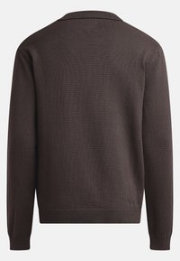 Pulover tricotat, texturat, de culoare maro, cu guler, mâneci lungi și manșete și tiv ribbat. Fabricat dintr-un material moale, potrivit pentru stratificare.