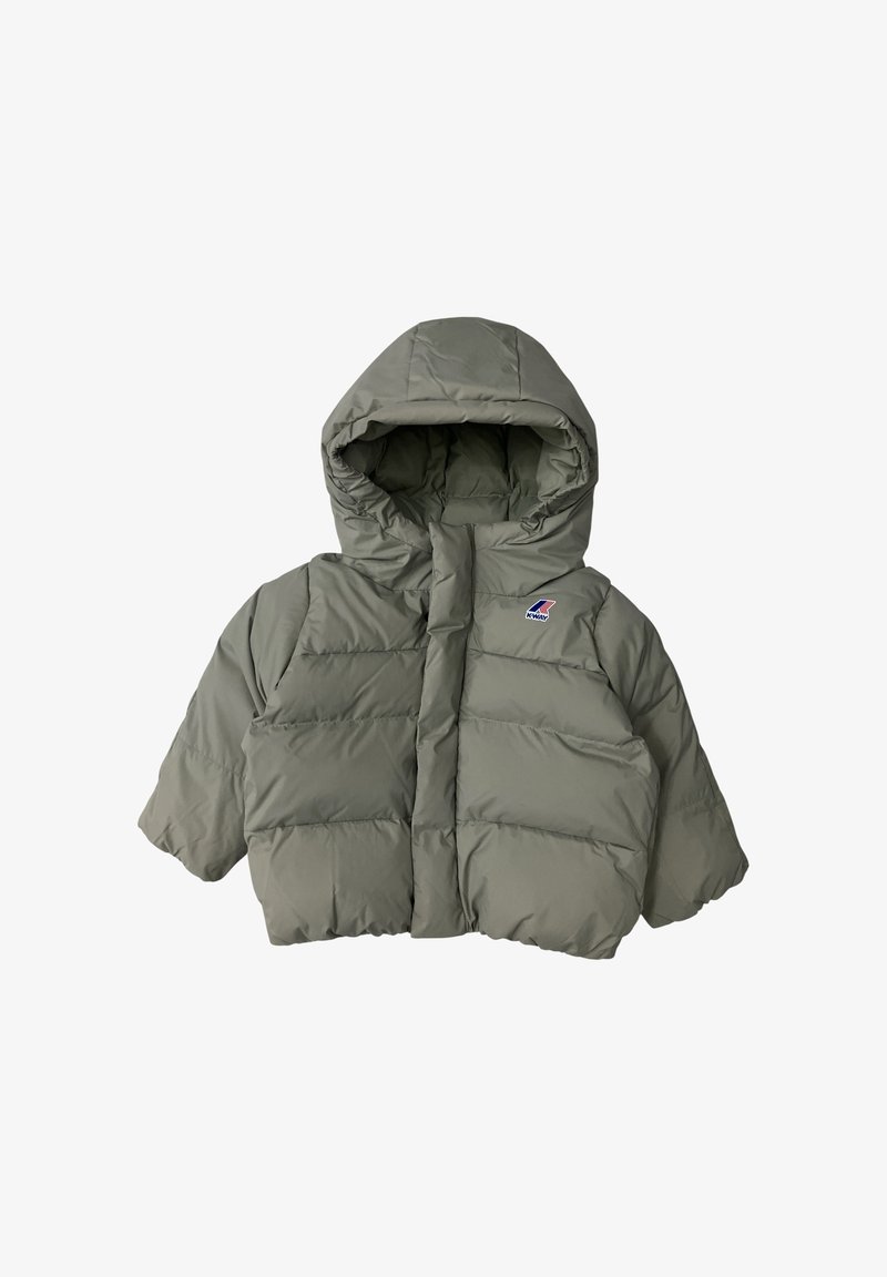 Giacca imbottita corta in verde oliva, con cappuccio, chiusura frontale con zip e una piccola patch con logo sul petto. Motivo a quadri cuciti.