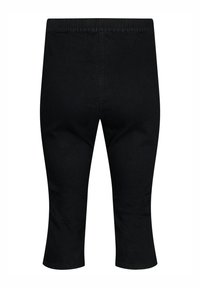 Pantalones recortados de denim negro con cintura elástica, textura suave y sin bolsillos visibles ni adornos en la parte trasera.