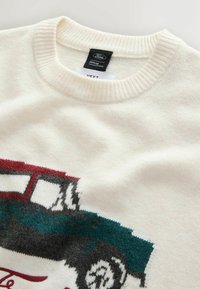 Kreemivärvi kudumisega särk, millel on punase ja teal-roheline retroautode disain. Ribaga kaelus ja pehme, struktuurne kangas. Sildid on nähtavad seest.