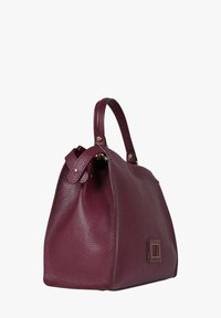 Borsa a mano in pelle marrone scuro con finitura testurizzata, manici robusti e dettaglio quadrato sulla parte anteriore. Forma elegante e strutturata.