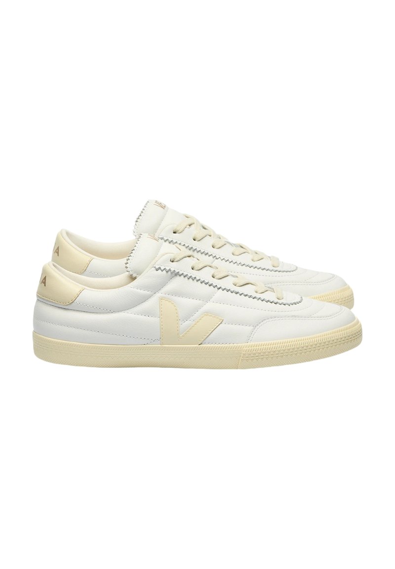 Sneakers in pelle bianca con accenti crema, dettagli di cuciture testurizzati e suola in gomma. Presenta un logo "V" prominente sul lato.