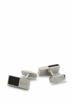 Para srebrnych, prostokątnych spinki do mankietów z czarnym emaliowanym detalem oraz wygrawerowanym logo BOSS na przedniej części i ruchomym zapięciu.