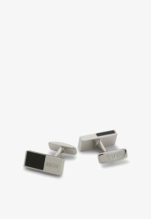 Paar silberne rechteckige Manschettenknöpfe mit schwarzem Emaille-Detail und eingraviertem BOSS-Logo auf der Vorderseite und dem Drehverschluss hinten.