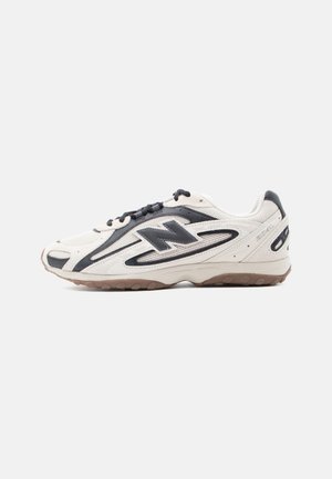 Weißer und schwarzer Low-Top-Laufschuh mit Mesh-Elementen, Gummisohle und "N"-Logo an der Seite, von der Außenseite gezeigt.