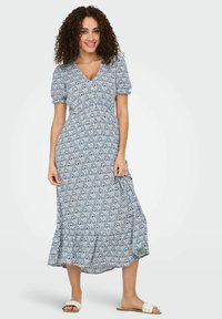 Abito blu a fantasia con scollatura a V, maniche corte a sbuffo e orlo svasato. Realizzato in tessuto leggero con motivo floreale e paisley.