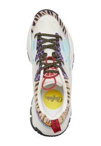 Dažādu krāsu sporta apavi ar baltu pamatni, teksturētām dzīvnieku rakstu akcentiem, melnā un purpursarkanā šņorē un sarkanu birku uz papēža.