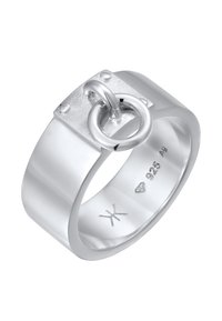 Silverring med en slät band med en plan yta och en dekorativ ögla på en rektangulär platta. Märkningarna indikerar 925 silver.