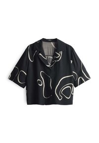 Chemise noire à manches courtes avec une coupe décontractée, présentant un motif abstrait blanc. Fabriquée en tissu lisse avec un col classique et une fermeture à bouton.