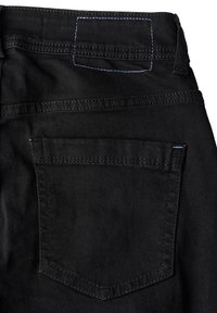 Vaqueros de mezclilla negra con detalles de costura visibles, que cuentan con un bolsillo trasero y un parche rectangular encima de este. La textura parece suave.