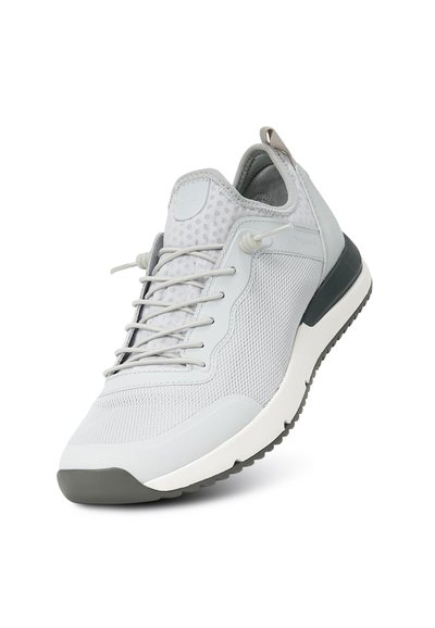 Chaussure de sport gris clair avec tige en mesh, bout rond, lacets élastiques et semelle rembourrée avec des accents blancs et gris foncé.