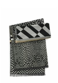 Drie zwart-witte en grijze sjaals met verschillende patronen: slangenprint, pied de poule en chevron, met franjes aan de onderkant van de sjaal.