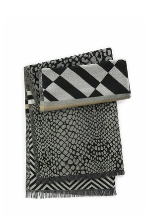 Trois écharpes noires et grises présentant différents motifs : imprimé serpent, pied-de-poule et chevron, avec des bords à franges sur l'écharpe inférieure.