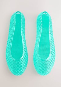 Permatomi turkio spalvos baleto bateliai su tekstūruotu deimanto raštu. Plokščias padas, apvalus priekis ir lanksčios medžiagos.