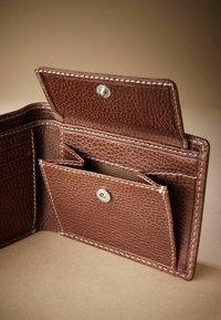 Braune Lederbörse mit einer strukturierten Oberfläche, mehreren Kartenfächern, einem Münzfach mit einem silbernen Druckknopfverschluss und kontrastierenden weißen Nähten.