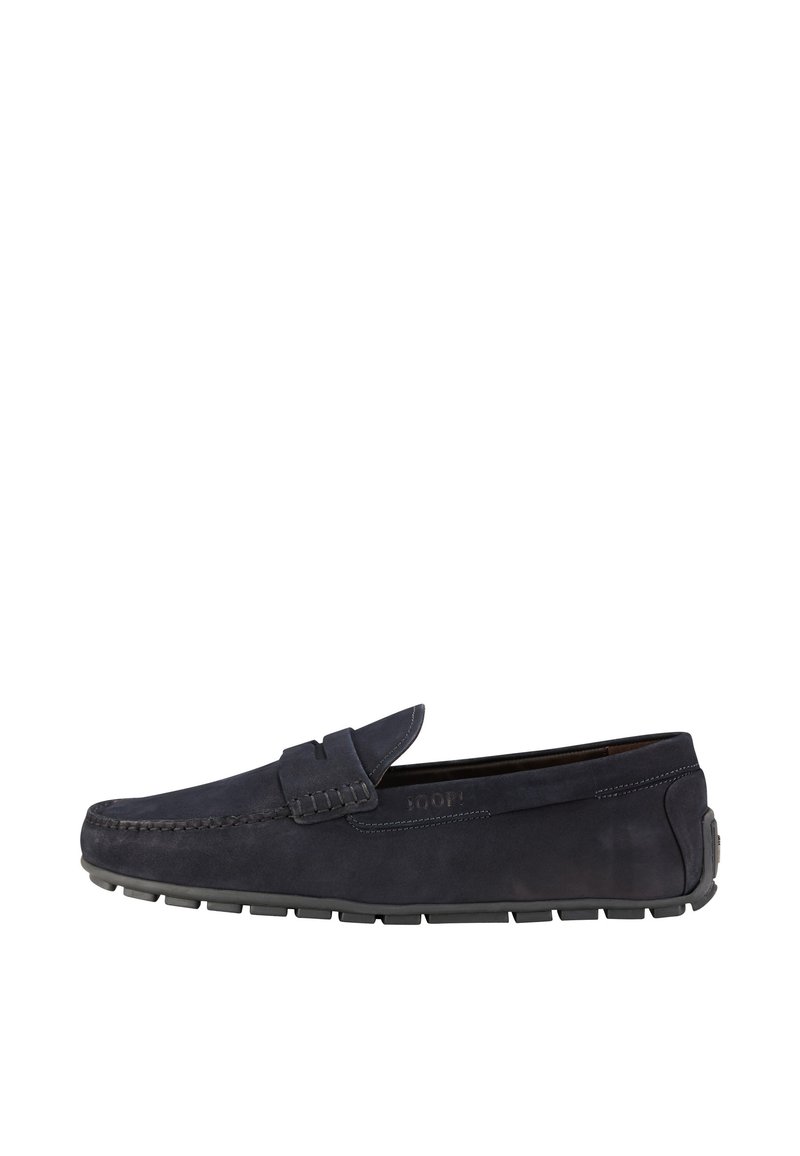 Mocasin de ante azul marino con detalles de costura, diseño sin cordones y suela de goma. Presenta un tacón plano y un logo minimalista en el lateral.