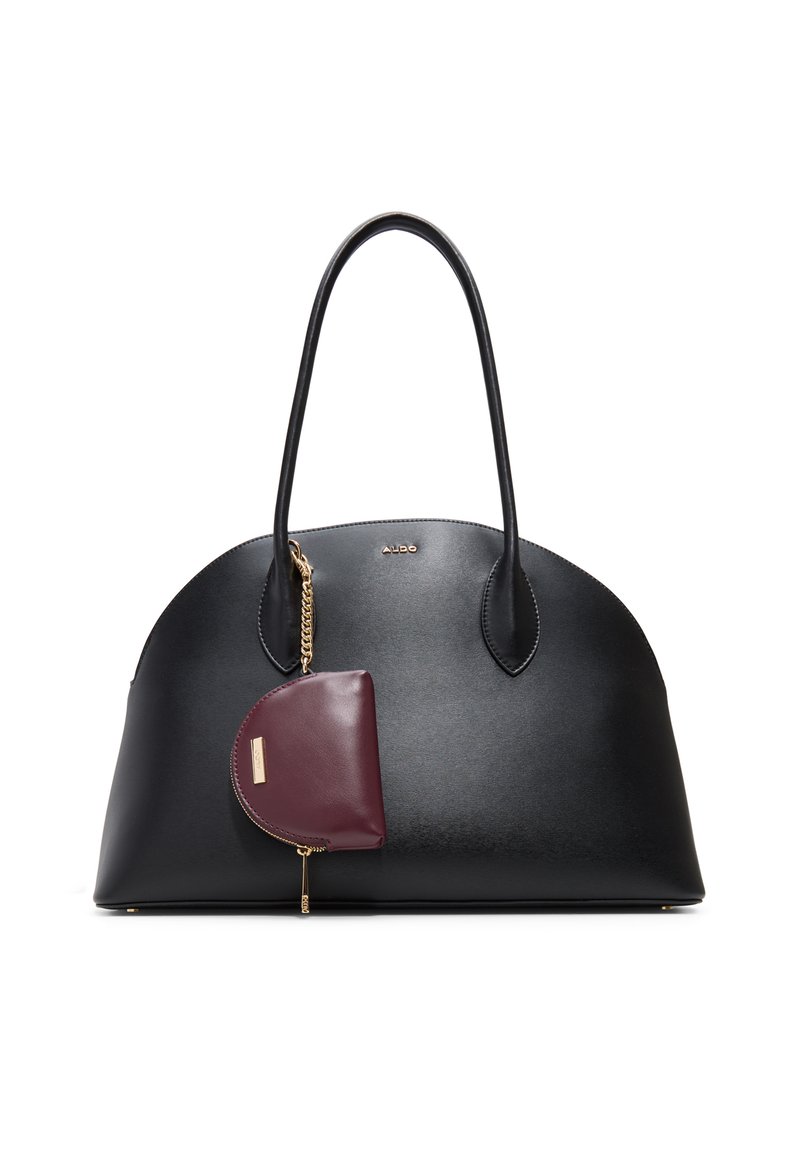 Borsa tote in pelle nera di forma rotonda, con un'estremità arricchita da una pochette bordeaux con zip, attaccata con una catena dorata. Texture liscia, design minimalista.