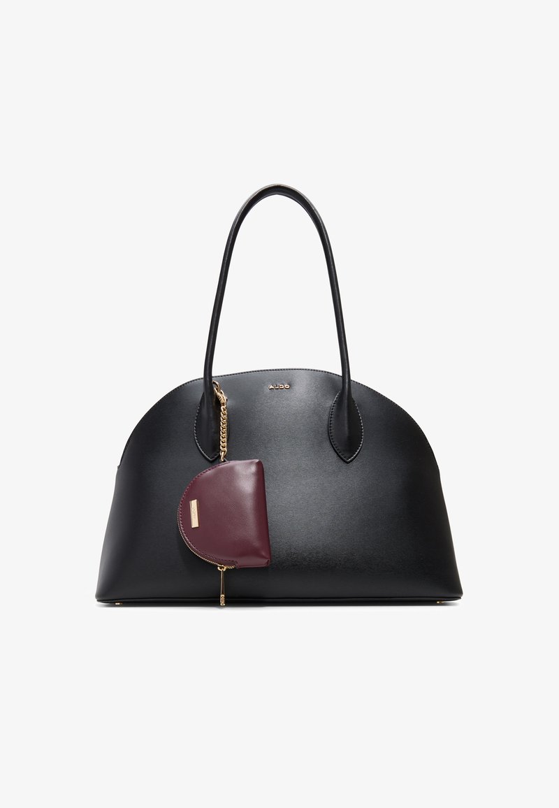 Musta nahkainen laukku, jossa on pyöreä muoto ja tummanpunainen vetoketjupussi, joka on kiinnitetty kultaketjuun. Sujuva pinta, minimalistinen muotoilu.