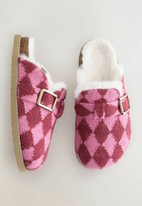 Kootud sussid roosa ja burgundi värvi argyle mustriga, vale karvane vooder ja kuldne pandlaaksent külgedel. Pruun välistald.
