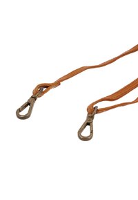 Correa de cuero en tono marrón claro con dos hebillas de metal bronce en cada extremo, que presenta una textura suave y un diseño plano. Costuras visibles a lo largo de los bordes.