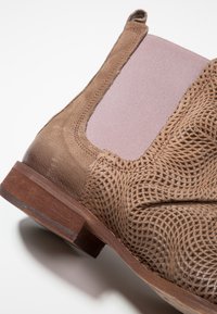 Felmini Kotníkové boty - taupe