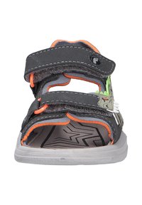 Sandale grise avec deux sangles réglables à boucle velcro, accents orange, quincaillerie en plastique et un design de semelle intérieure à motifs.