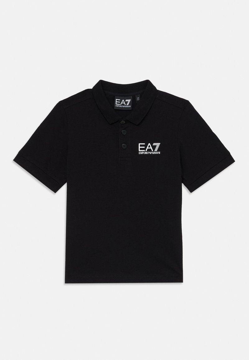 Svart polo-skjorte med krage og tre knapper. Den har en liten hvit EA7-logo på venstre bryst, laget av myk bomull.