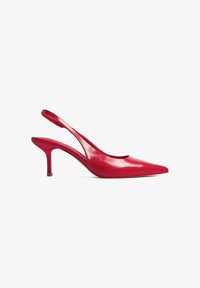 Tacones slingback de cuero rojo con punta afilada y tacón delgado. Textura suave con un diseño minimalista y un corte en el talón.