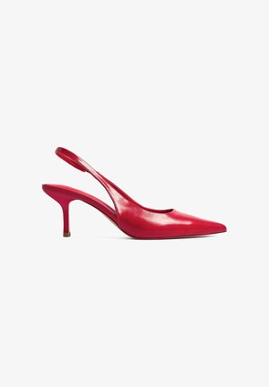Tacones slingback de cuero rojo con punta afilada y tacón delgado. Textura suave con un diseño minimalista y un corte en el talón.
