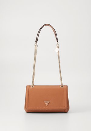 Kohvane sünteetiline käekott ristküliku kuju, kuldse ahelaga rihm ja kolmnurga logo detailiga. Sile tekstuur ja sujuv õmblemine.