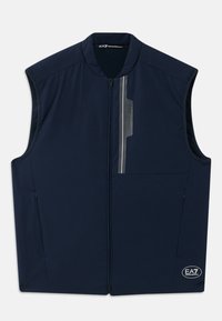 Mornarskoplavi bezrukavni prsluk na zip s uspravno reflektirajućom prugom i EA7 Emporio Armani logotipima na prsima i rubu.
