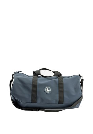 Bolsa de viaje azul oscuro con asas negras y correa para el hombro, con un logotipo circular con un pájaro blanco en la parte frontal.