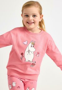 Roze sweatshirt met een cartoonfiguur, een hart en een cadeau, versierd met rozenillustraties. Zacht katoenmateriaal.