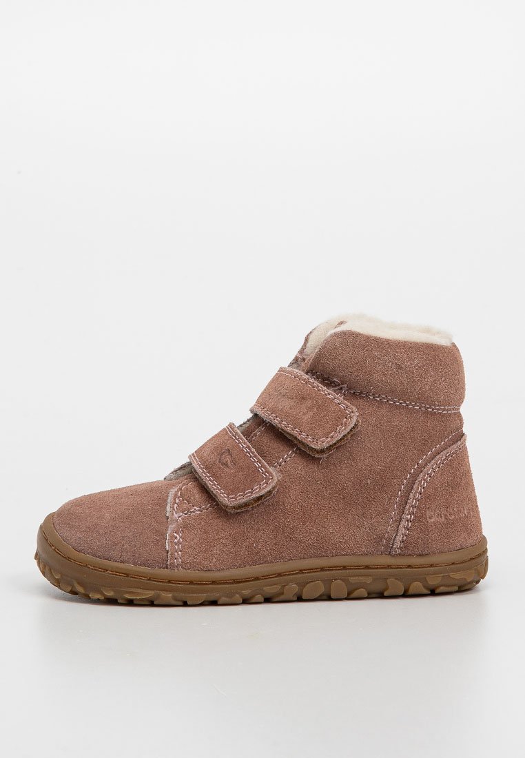 Botte en daim marron pour tout-petits avec double sangle Velcro, doublure intérieure moelleuse et semelle en caoutchouc texturée sur fond blanc.