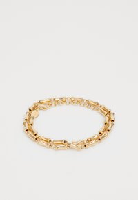 Dubbele laag gouden kettingarmband met buisvormige schakels en een karabijnsluiting op een witte achtergrond.