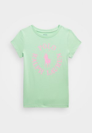 Mintgrøn kortærmet t-shirt med lyserød "Polo Ralph Lauren" tekst og logo af en polospiller på hest, centreret på forsiden.